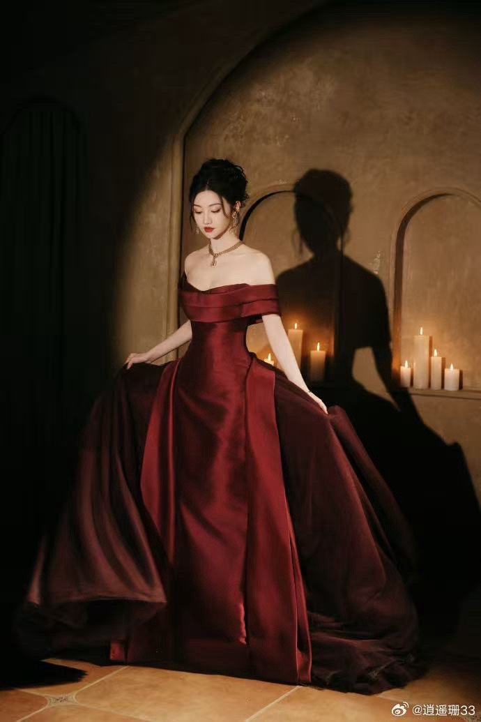 景甜肩颈线条景甜的肩颈线条真是教科书级别的优秀！穿露肩礼服时尤其能展现出那种挺