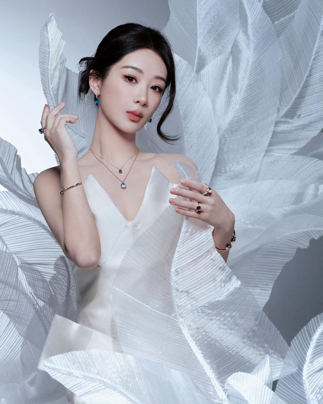 杨紫与高定品牌RonaldvanderKemp的第8次合作。杨紫的第1套高