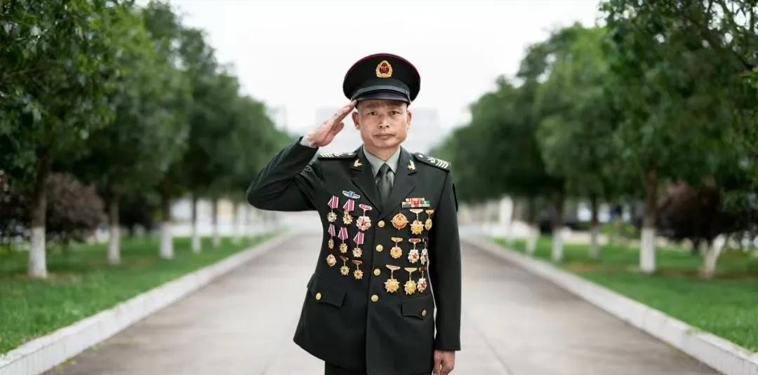 高玉华，是战略支援部队某部的一级军士长。当兵37年，他荣立2次二等功、7