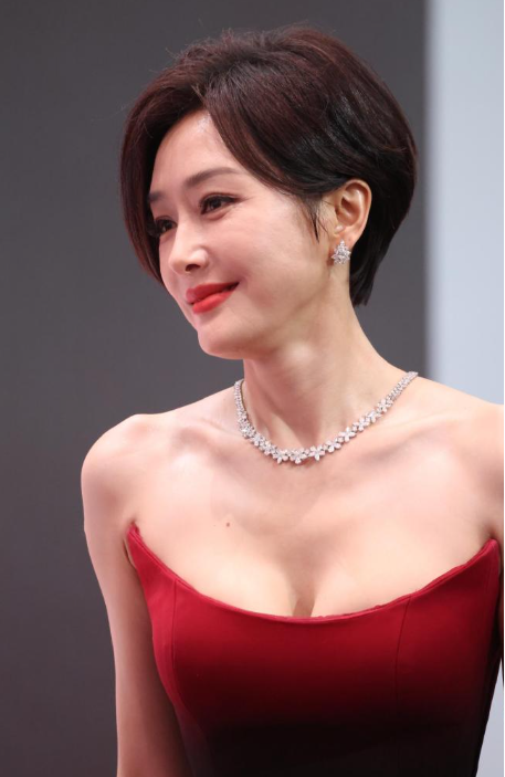 秦岚这个短发看上去确实有点老气了​​​