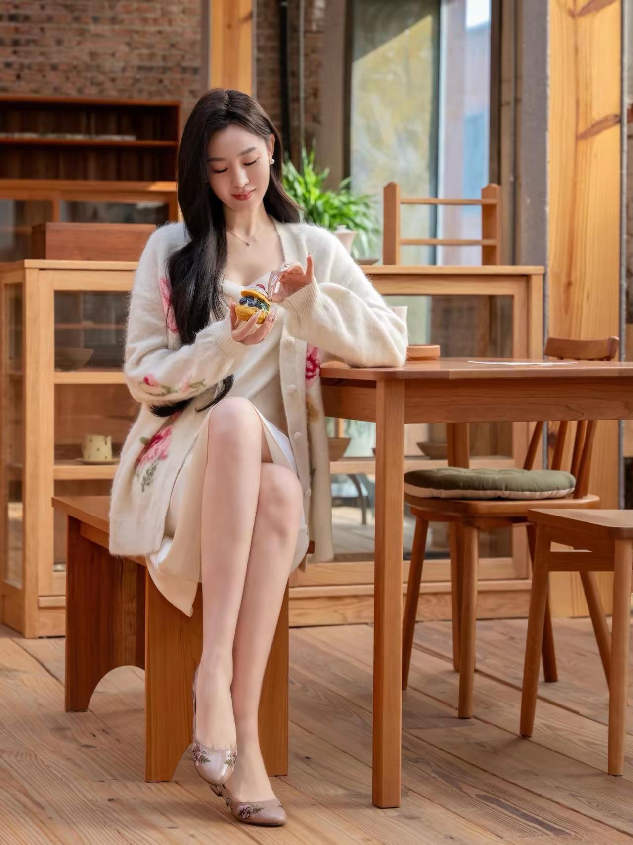 翻手机相册时，被几张随手拍的风景照狠狠戳中。那是之前去蓉城时拍的冬景。照片里，园