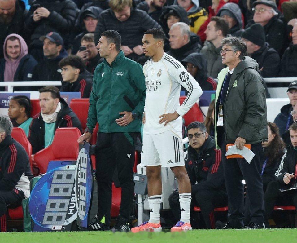 【阿诺德重返安菲尔德】欧冠联赛，利物浦1比0皇马，下半时81分钟，阿诺德替补登场