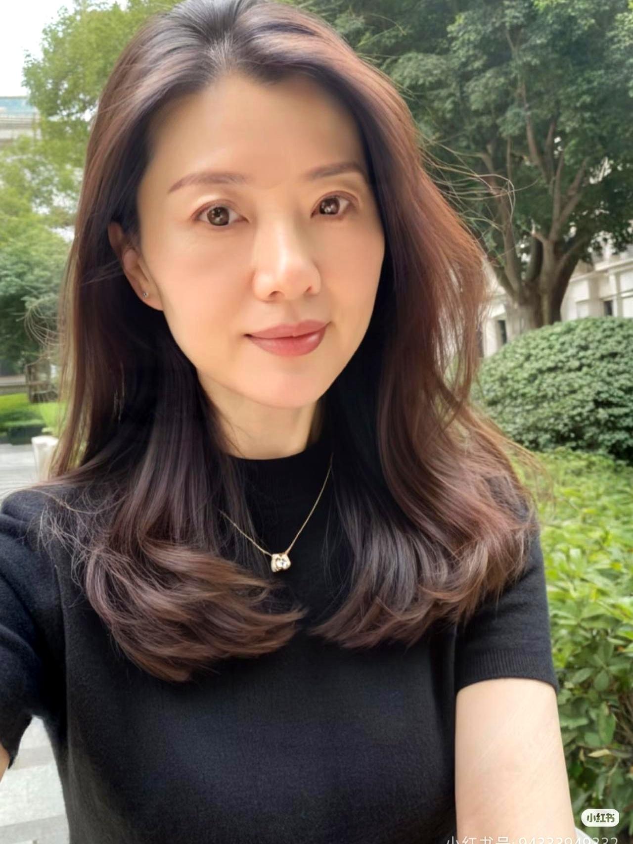 40岁、三年没上班，家里快揭不开锅。以前为照顾瘫着的老人和孩子辞职，保姆费比我