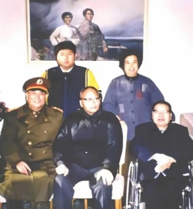 1996年春节，张万年去看望毛主席的二儿子毛岸青。进屋看见桌上的饭菜，全是一般家