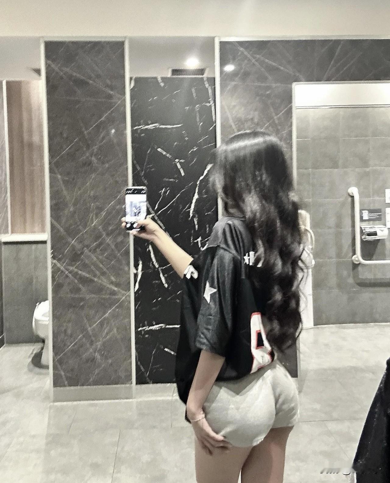 镜中人影动，暗香盈袖间。