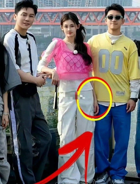 怪不得郑恺这么爱苗苗，说他俩是生理性喜欢也不过分吧，看看他们的合照姿势就知道了