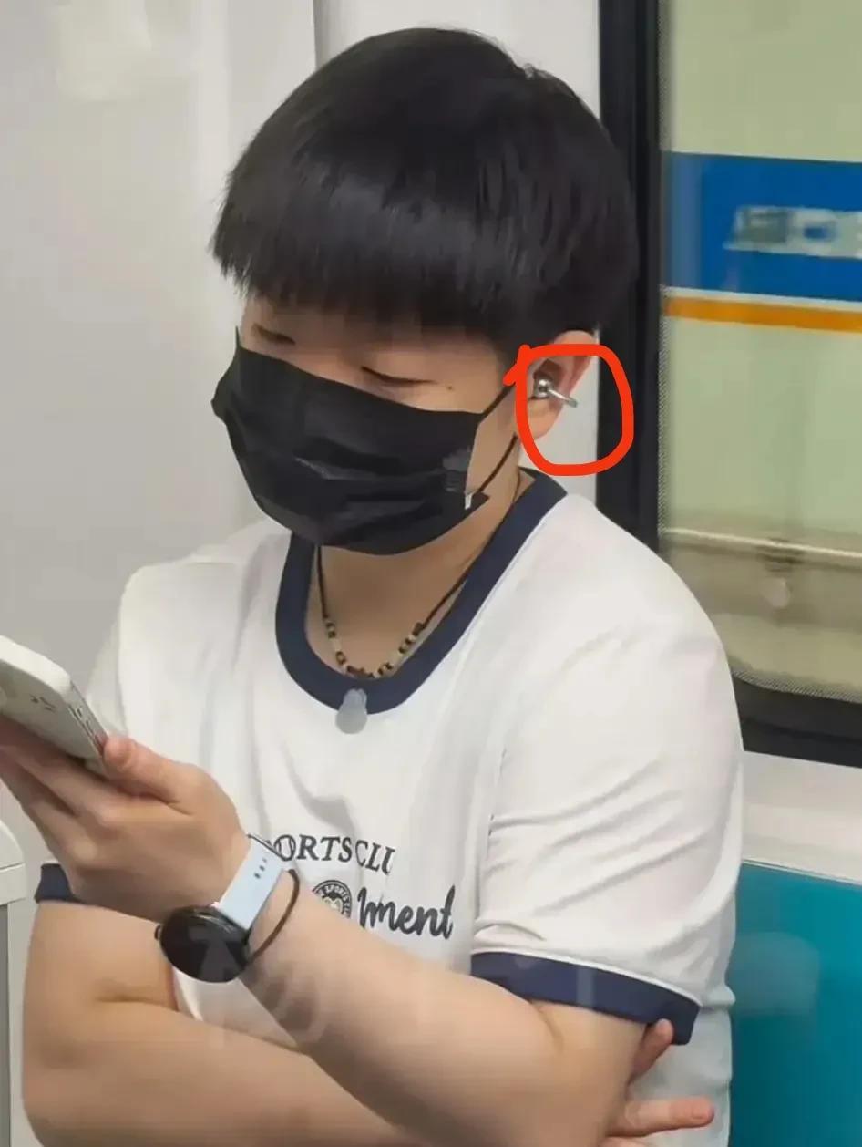 莎莎绝对是一个合格的品宣者，出国比赛也戴着0PP0耳机。图中的莎莎戴着的是0P
