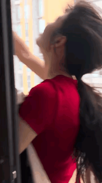 风太大了，赶紧把衣服收一下，要不然内裤都吹跑了