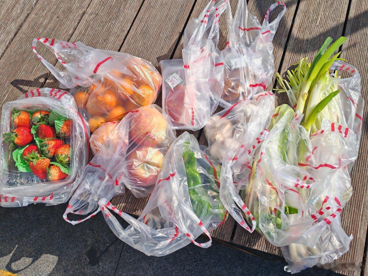 买了点蔬菜和水果，这么多花了81块钱。不知道贵不贵，没感觉。