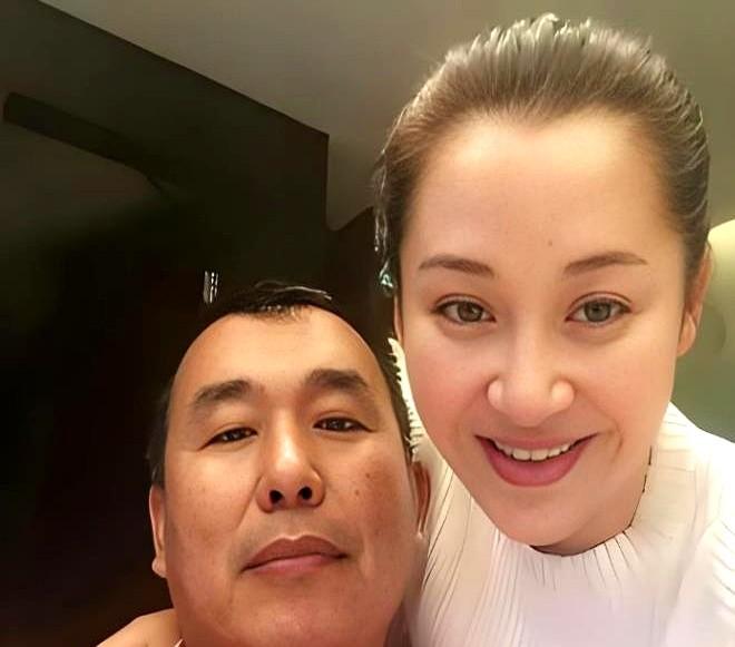 京圈公主许晴，这次真有点不一样了。照片里，她笑得跟个小姑娘似的，标志性的小酒