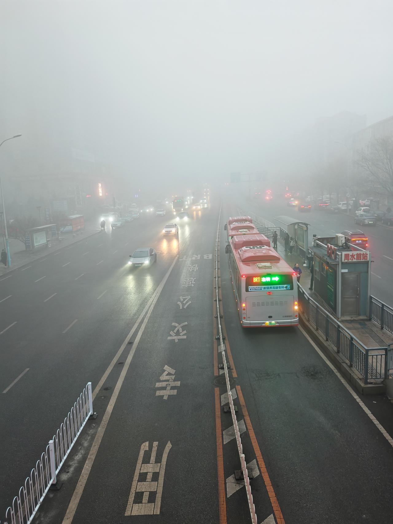 一个城市，两重天。