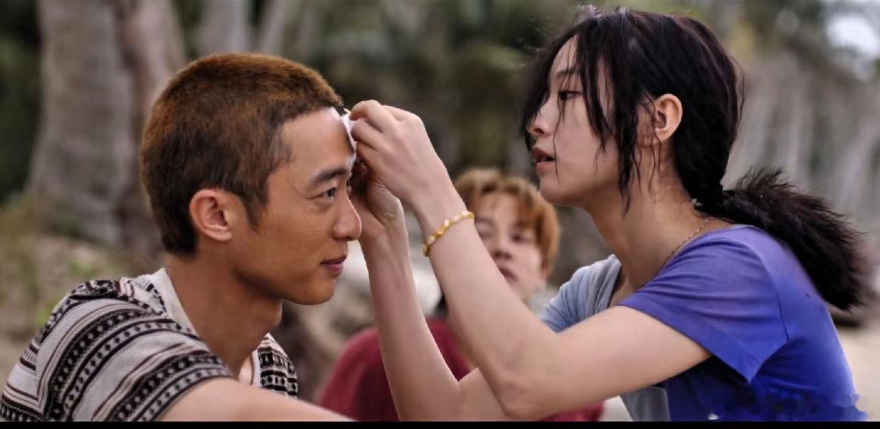 《命悬一生》细妹听所有人的话，只有曹小军听她的话。小时候的细妹听阿妈的话，阿妈走