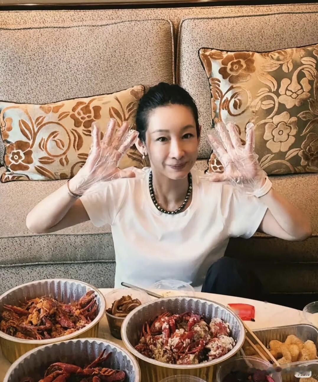 秦海璐化着淡妆，穿搭普通，在吃一些外卖，真的接地气，没有明星的任何偶像包袱，难怪