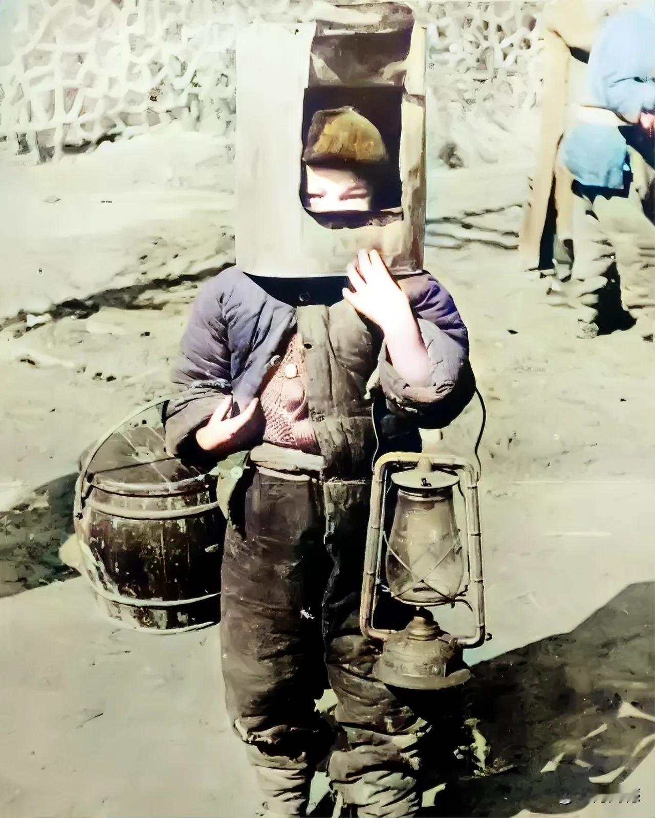 这个可怜的孩子是南京大屠杀幸存者，看看他拿的这些东西和头上戴的东西，以及他的穿戴