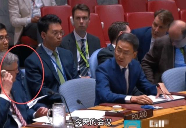 大会曾讨论的是波兰上空的无人机，各地代表发言，终于轮到耿爽了。向波兰代表点头示意