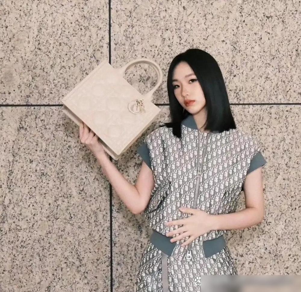 最近不少网友夸小S大女儿许曦文，说她越长越明艳，颜值气质都在线。别光盯着脸