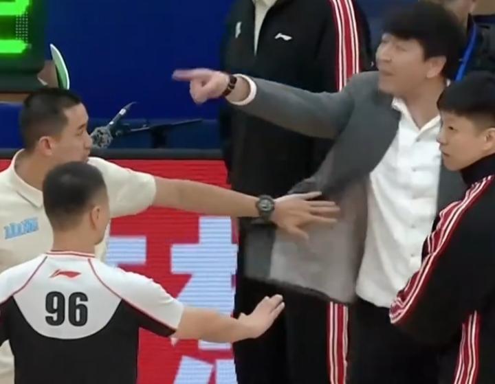 斯文的人，也有发怒的时候。昨晚的邱彪展现了不一样的自己。有人说现在的CBA教