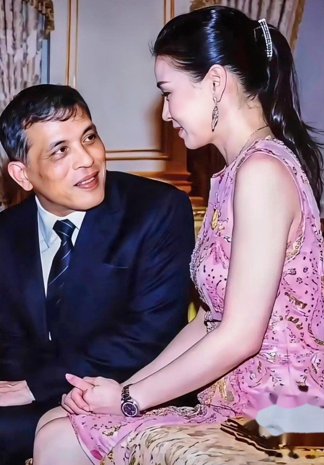 翻到泰王夫妇年轻时的旧照，玛哈看向苏提达的眼神里，满溢的爱意根本藏不住。年轻时的