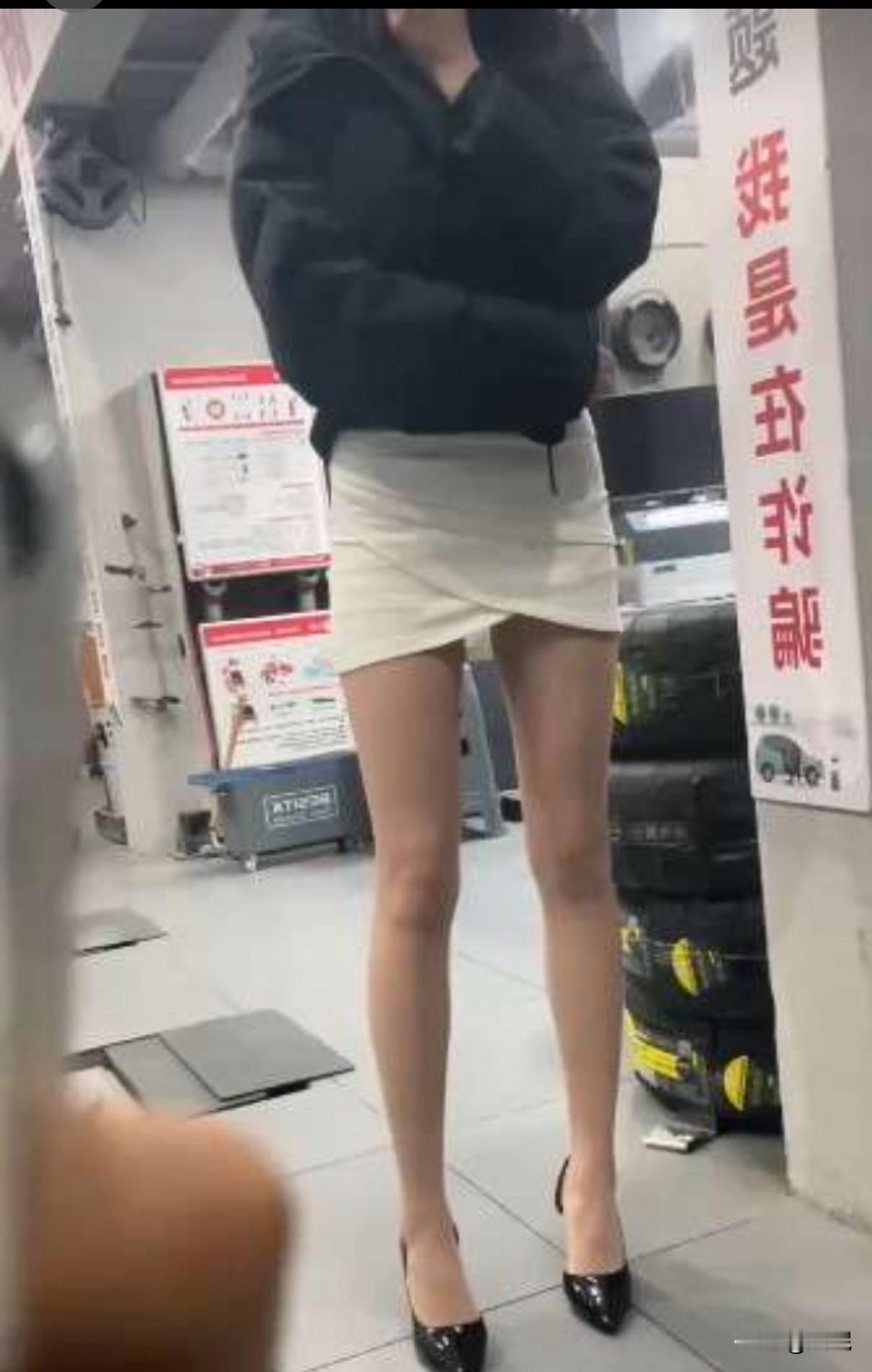 毛毛小雨，晚上7度。偶遇一美女，我真不知道她是冷还是热。上半身黑色羽绒服，下