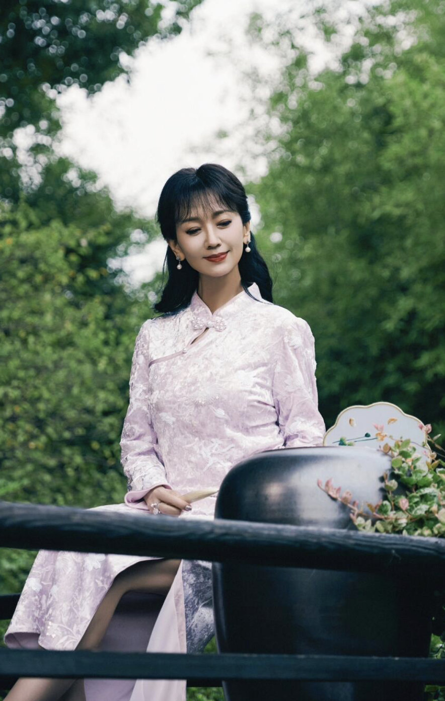 赵雅芝把非遗穿在了身上赵雅芝这身非遗装扮太绝了！传统元素被演绎得既古典又时髦，