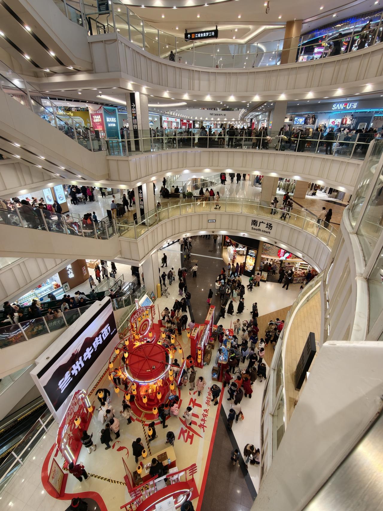 临近春节又逢周六，武汉经开永旺依旧人挤人，找停车位都得等半天。经开片区本身就有四