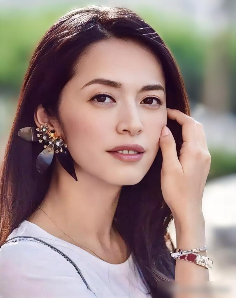 姚晨离婚的残酷真相：爱人没了，合伙人还在。别再替姚晨惋惜了。你以为是情感破