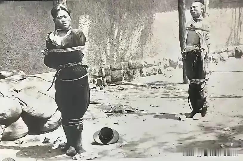 这张照片是1928年“五三惨案”的残酷见证。画面中，中国外交人员蔡公时被粗