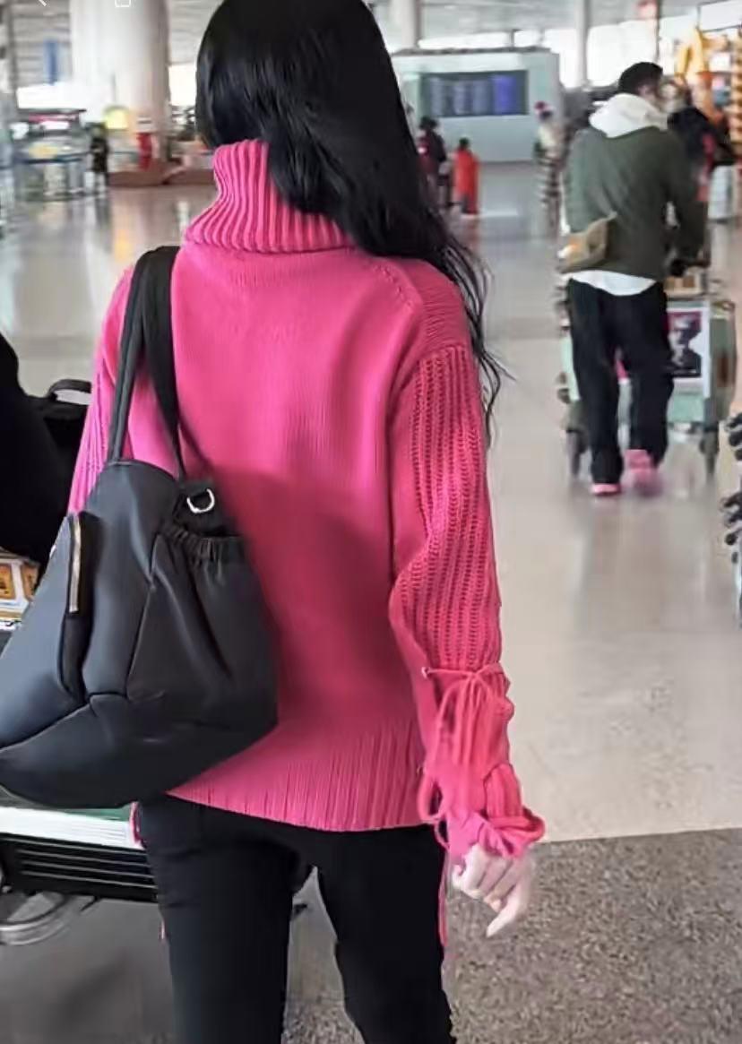 她56了，穿我奶奶的毛衣，居然美得冒泡。那件毛衣是正儿八经的七十年代压箱底，领