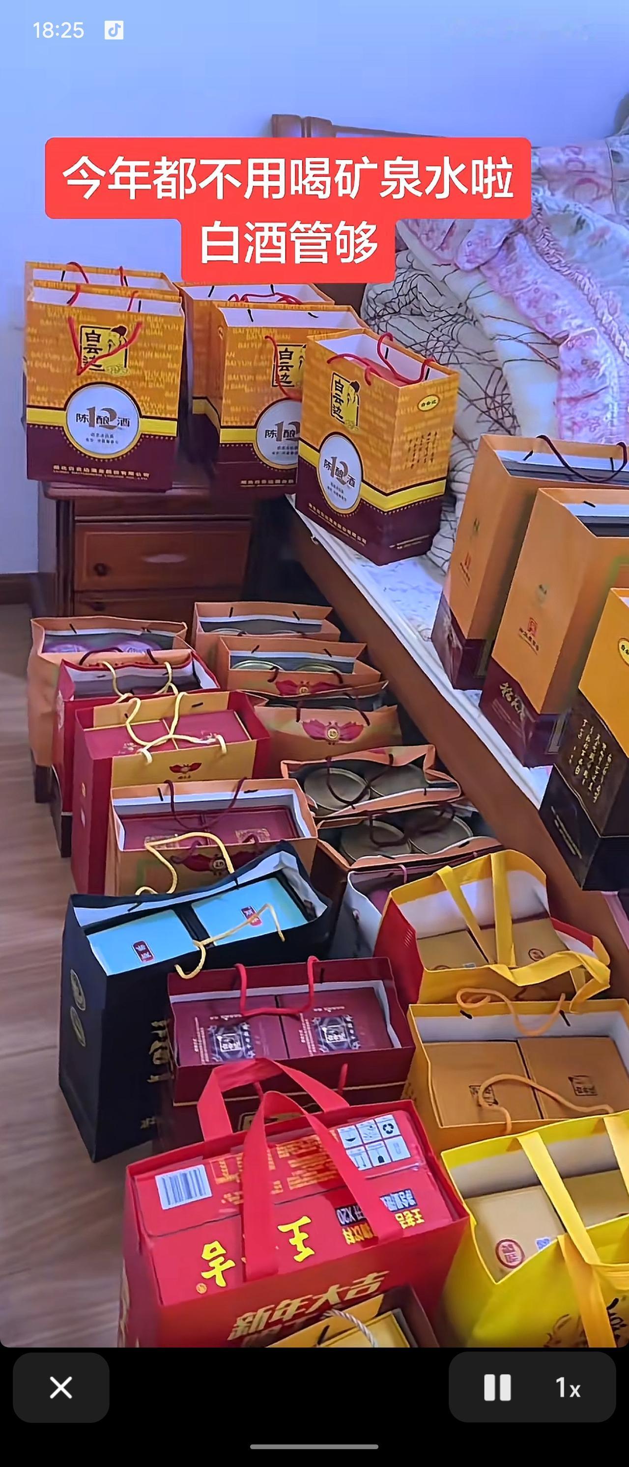 湖北春节拜年多有送白酒习俗，尤以晚辈赠长辈为常见，寓意“长久”“浓厚”。礼尚往来