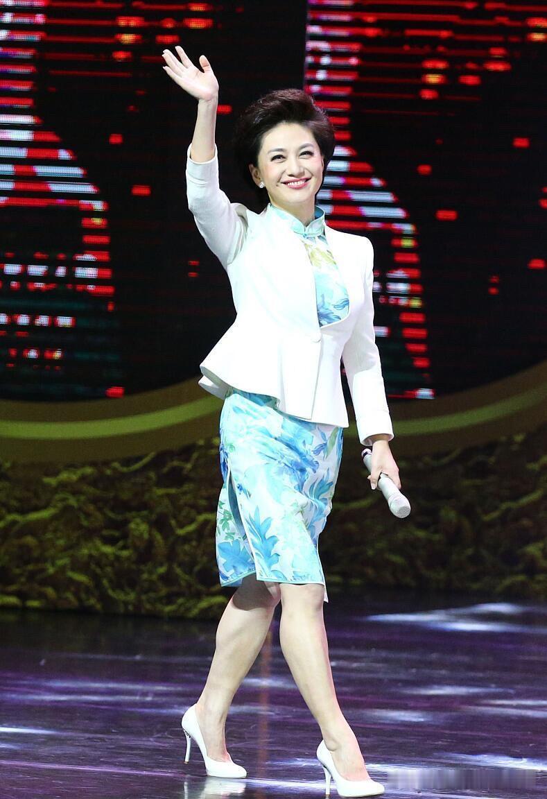 这位主持人长相漂亮气质温婉，年过五十但脸上没有任何的皱纹，十分自然耐看，气质比周