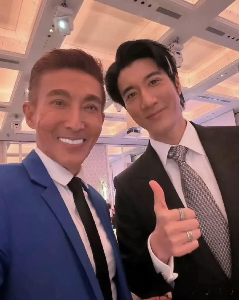 这哥们是生怕大家不知道他做了烤瓷牙吗，和嘉宾们合影露齿假笑，明星光环都没他的牙齿