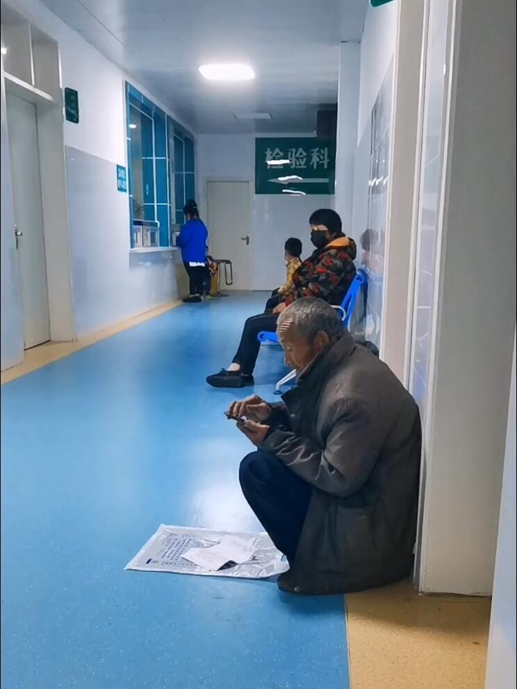 人老了真可怜！今天去医院检查，看见一位八十多岁老人独自来医院检查，一个人坐在