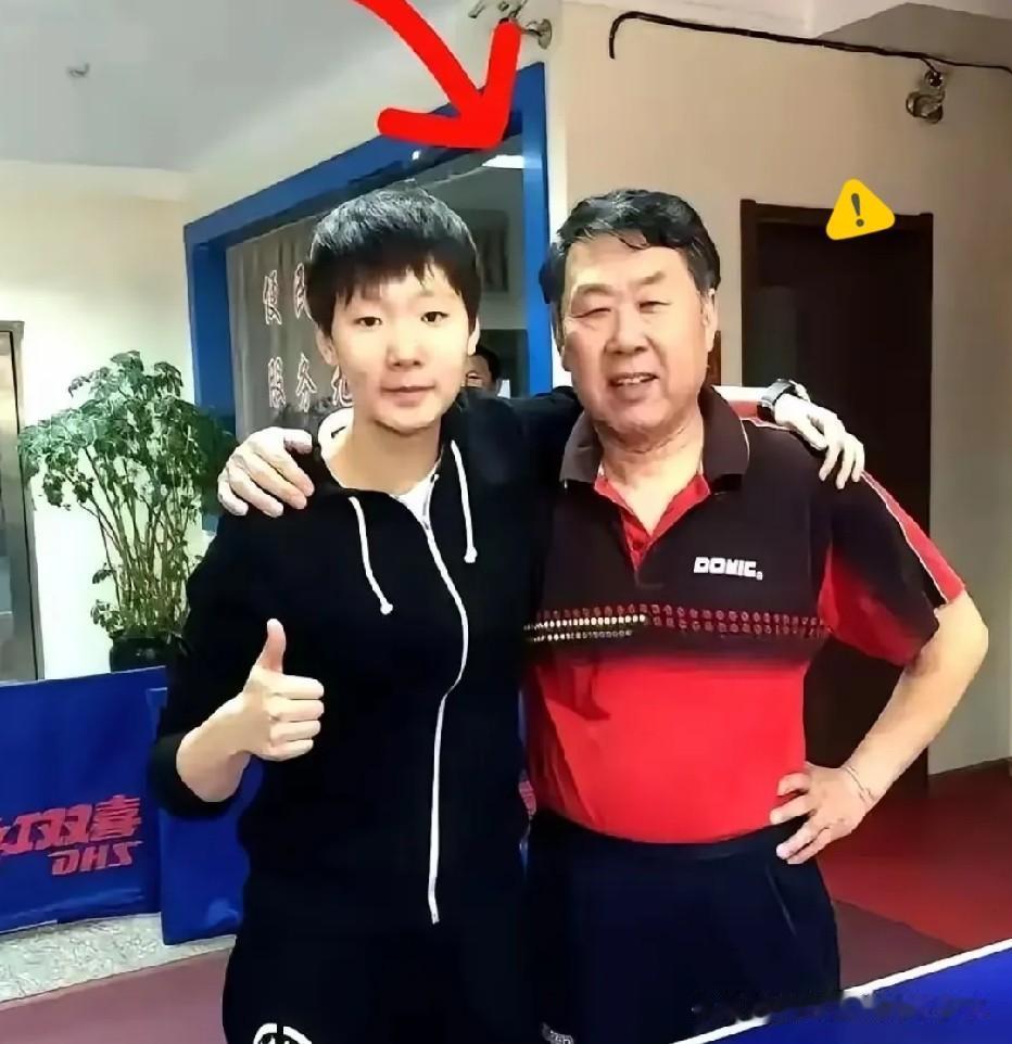 王曼昱给79岁的启蒙教练韩连贵送了台按摩椅，老教练没要：“我教你打球就是本分，你