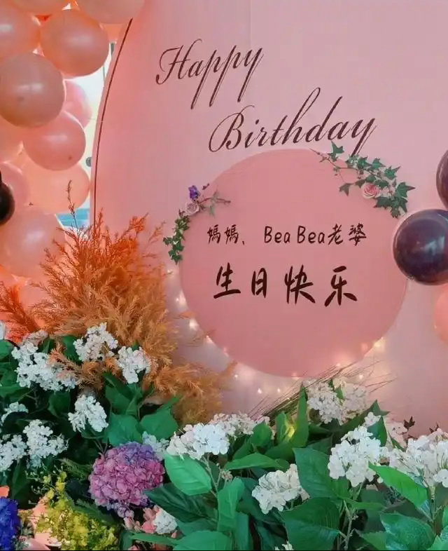 41岁郭碧婷素颜扎马尾陪68岁向太庆生，婆媳生日就差一天一起过，4岁小奶黄推蛋糕全家团宠，网友：差2