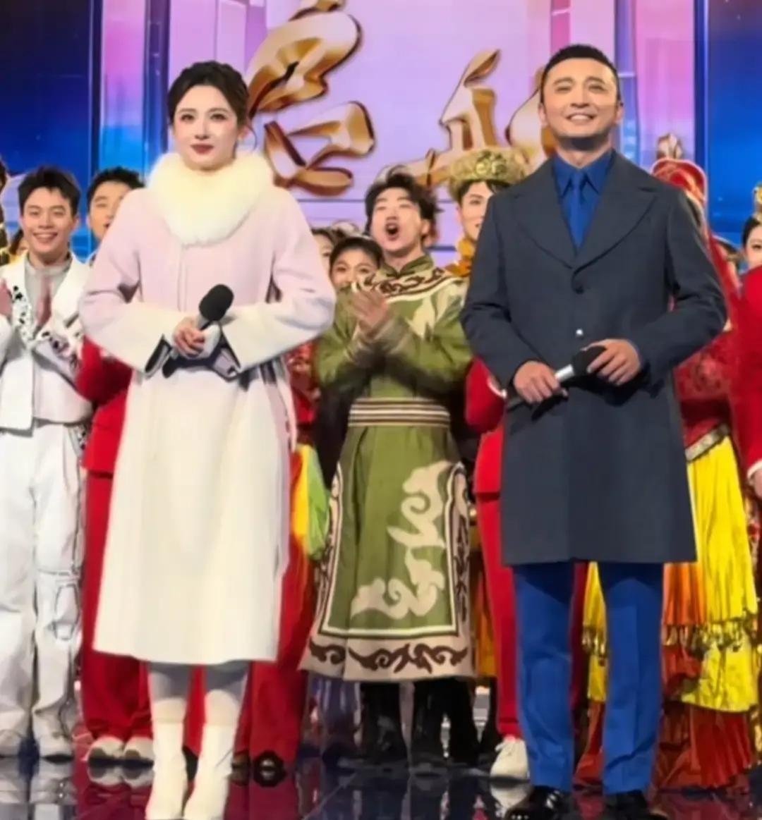 零下15℃！央视主持集体穿大衣这是开播67年来第一次。昨晚吕梁新区现