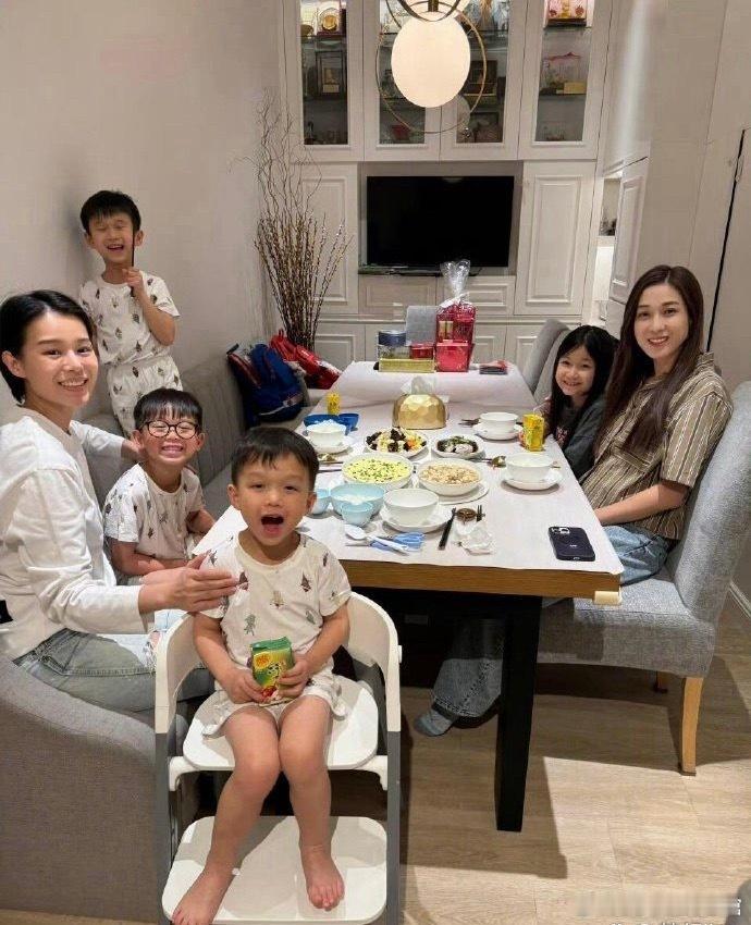 在寸土寸金的香港，贵为视后也难买豪宅，你看胡杏儿和钟嘉欣聚餐