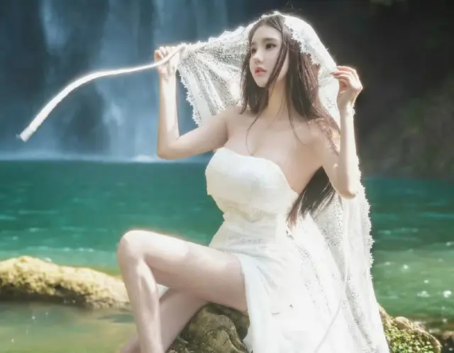 模特小姐姐瀑布大片,蕾丝裙摆美到心脏骤停,纯欲风玩到极致