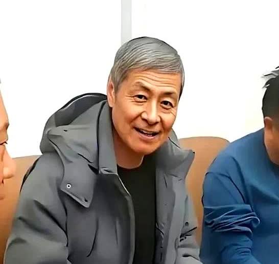真看不懂了！马季的爱徒也加入德云社了？虽说这位爷头发花白了，可往