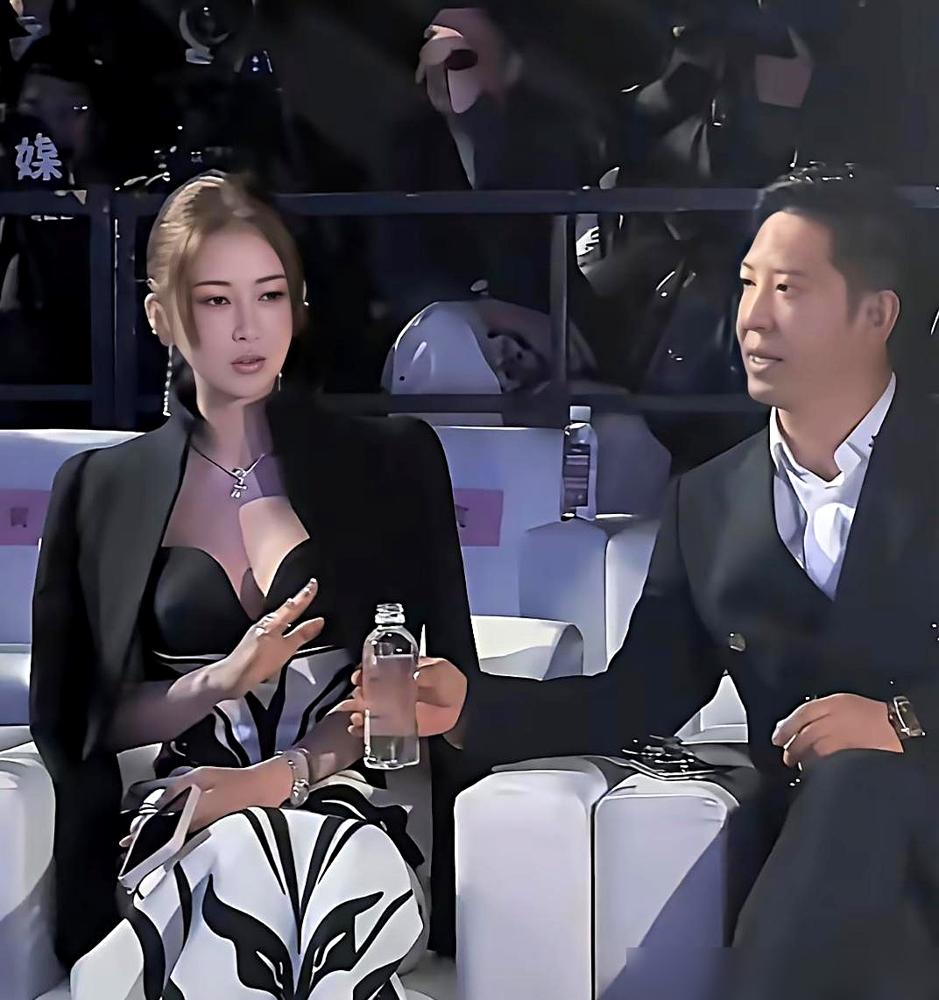 离婚8年，他递来一瓶水，她当众黑脸摆手，整个会场空气都凝固了。就在汕头那个