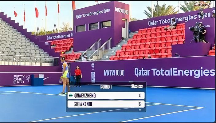 郑钦文与肯宁的比赛正在进行中，首盘郑钦文4-6先输一盘，但发球还不错，发出了8记