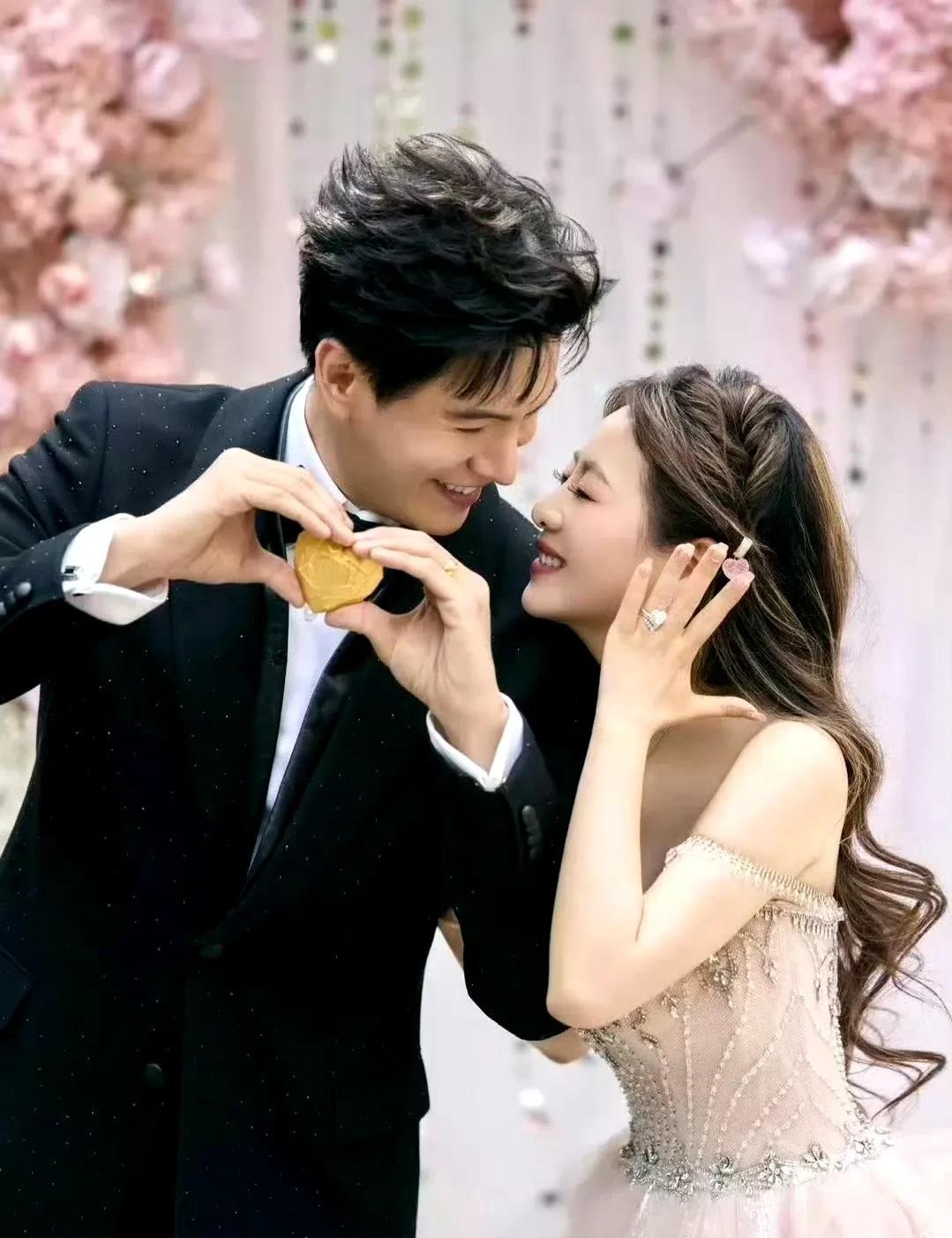 经超，好浪漫。5月16日，经超安排了一场浪漫的求婚，粉色布景，粉色玫瑰花，还有
