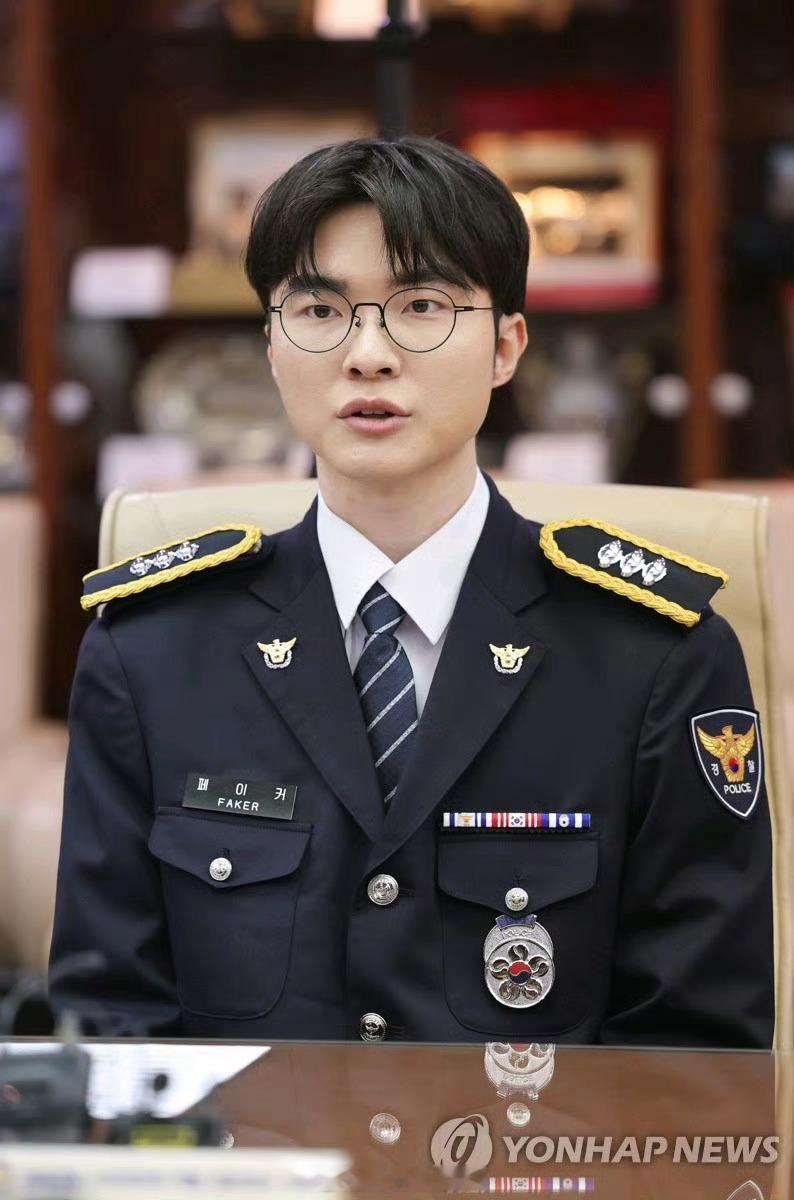 Faker从警老郑简单搜了一下，发现此前并无其他电竞选手担任过该职务！根据韩国警