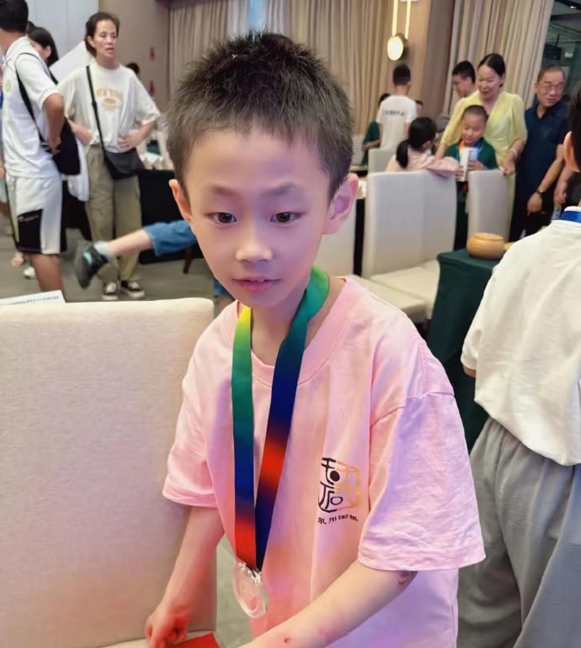 是什么让一个九岁的孩子选择跳楼？他才9岁，围棋天下，绝不是那种爱冲动赌气的男孩。