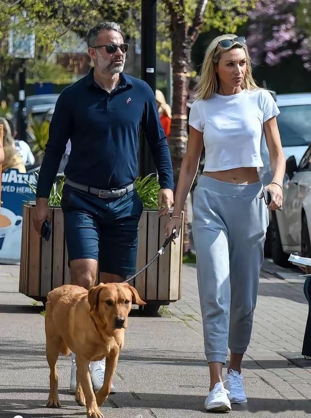 英超曼联球星吉格斯的新女友大家看着还行吧？金发的是新女友，棕黑发的是吉格斯原配斯