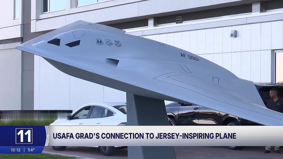 诺格公司的B-21轰炸机模型出现在美国空军学院猎鹰队对阵海军学院的比赛现场，为了