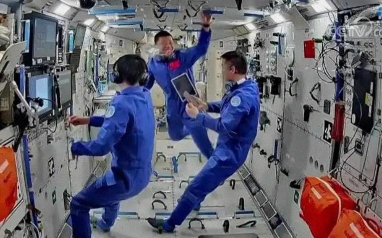 神舟二十号航天员今天回家！太空400天，这三个细节太戳人等了这