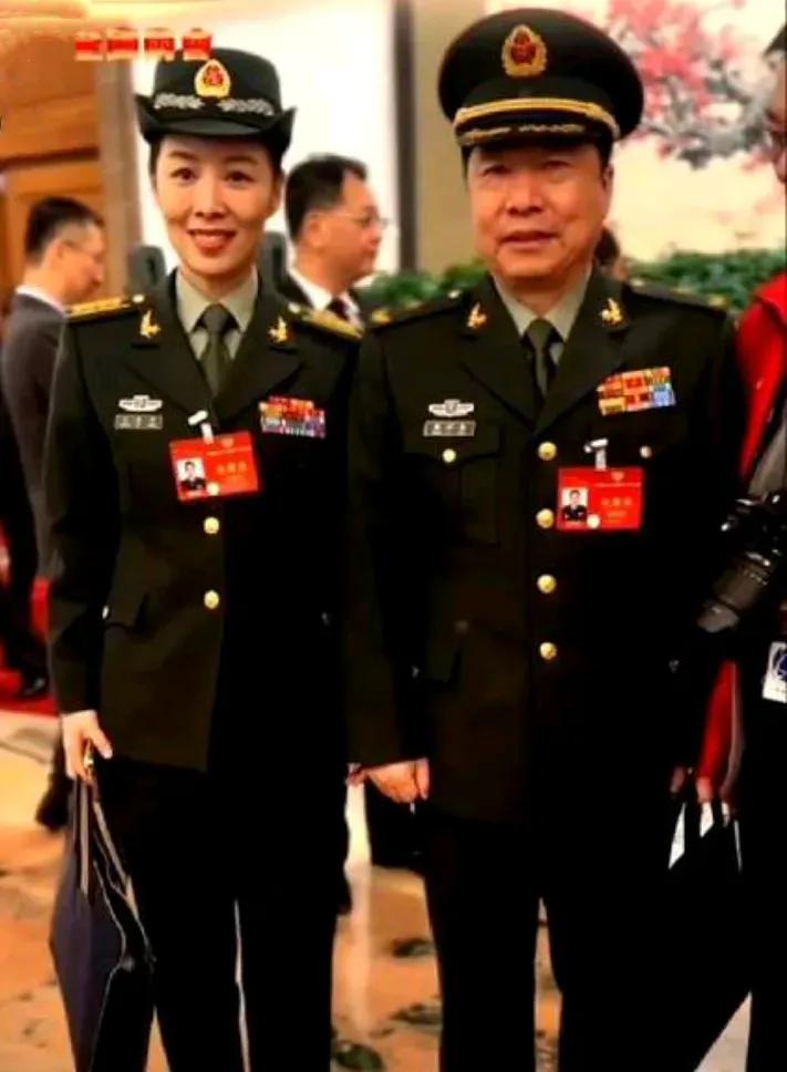 航天英雄杨利伟和女航天员王亚平的合影。中国第一位遨游太空的英雄杨利伟，已经是少