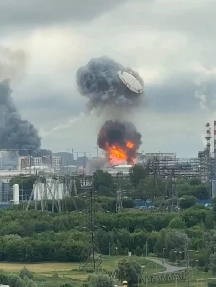 2025年，乌克兰制造了400万架无人机，其中远程无人机就有3万架，这3万架远程