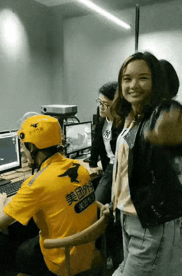 都说外卖行业藏龙卧虎，今天算是真见识到了！一外卖小哥去公司送餐，正好撞见员