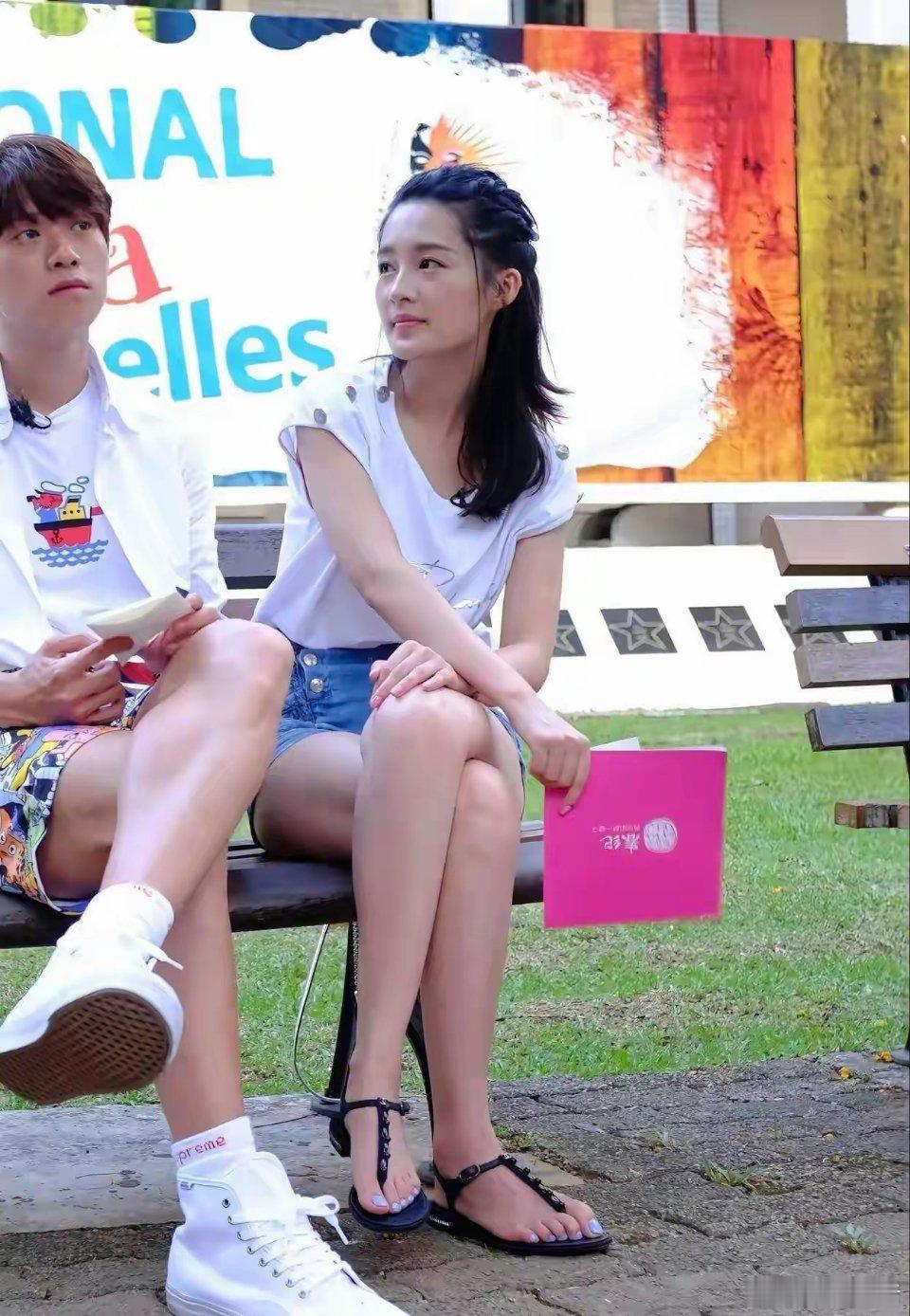李沁脚上的美甲很漂亮